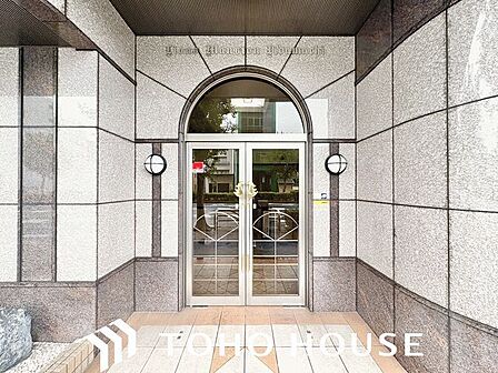 外と内をつなぐエントランスは、まさに顔となる場所。シンプルながらも上質な空間を作り出します。
