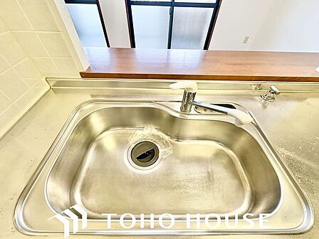 調理器具や食器類もゆったり洗えるシンクです。
