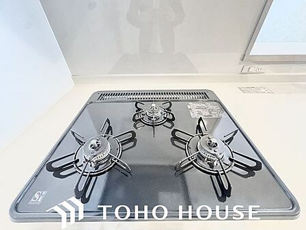 忙しいときでも一度にたくさんの料理が作れる3口コンロ。使い勝手の良さを考えました。