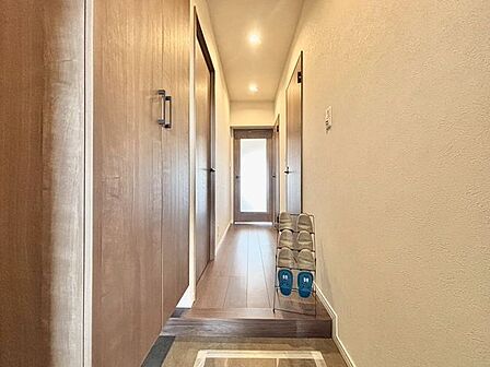 玄関はお家の顔としてすっきりとした素敵な空間に。印象のよい玄関は爽やかな住まいへの入り口です。