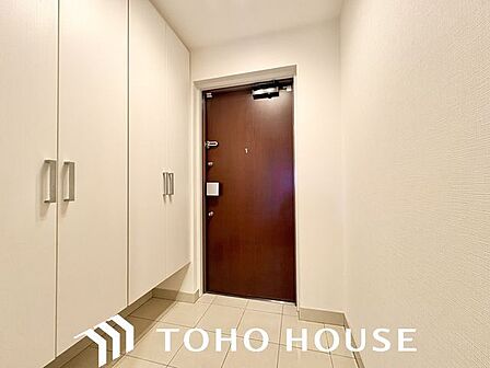 ただいまと叫びたくなるような玄関は毎日の行き帰りで使う空間。明るく迎えてくれるお部屋は嬉しいですね。
