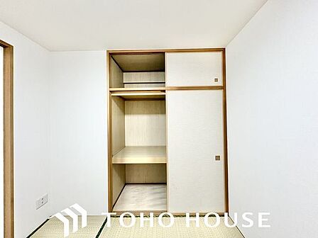 しっかりと奥行きのある押入れ。シーズンオフのお洋服やインテリアなども収納いただけます。