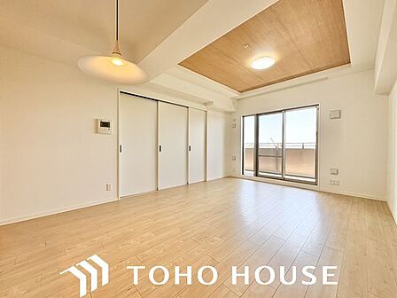 光と風があふれる開放的なリビングダイニング。明るく穏やかな空気のなかで飲んだり、食べたり、笑ったり。