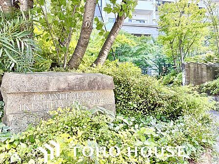 重厚感のあるマンション名プレートは、安らぎと癒やしの住まいへ帰宅するご家族様を温かく迎えてくれます。