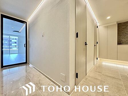 落ち着いた空間が広がる廊下。上質感を演出し、安らぎの住まいへと誘います。