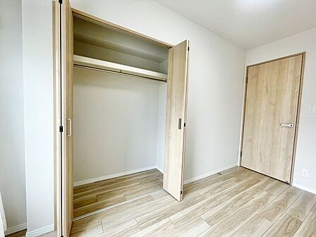 たっぷり収納可能なクローゼット。収納家具を置く必要がなく、空間を広く使えます。