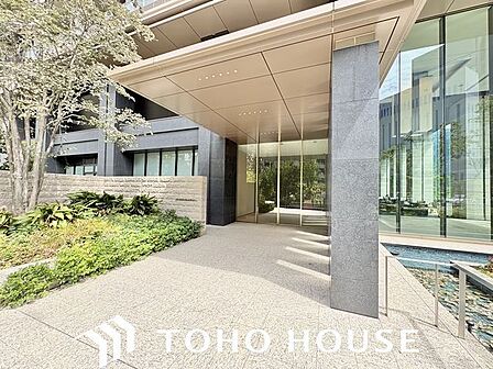 エントランスの脇に緑を植栽してあります。緑は心理学的に人の心をリラックスさせる効果があります。