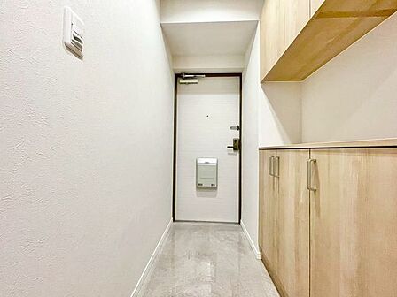 毎日出入りに使う玄関は外出する時は爽やかに、帰宅するときはホッとする落ち着いた空間へ。