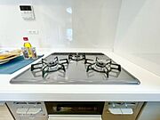 忙しいときでも一度にたくさんの料理が作れる3口コンロ。使い勝手の良さを考えました。