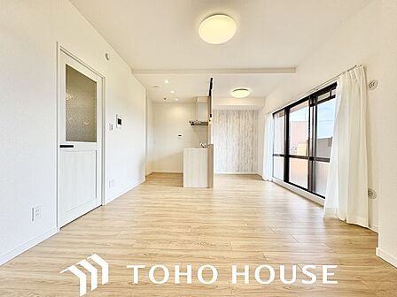家族の温かさと陽光の暖かさ、楽しい毎日と明るい未来を予感させる「空間が織り成すひとつ先の住み心地」