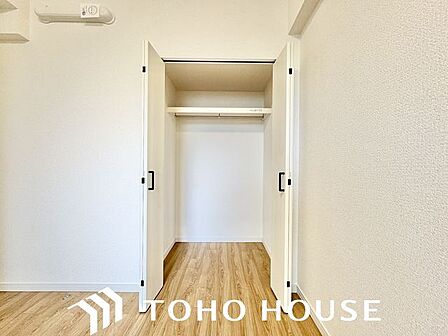 充分な収納スペースを確保。居室内に余計な家具を置く必要がないので、シンプルですっきりとした暮らし。