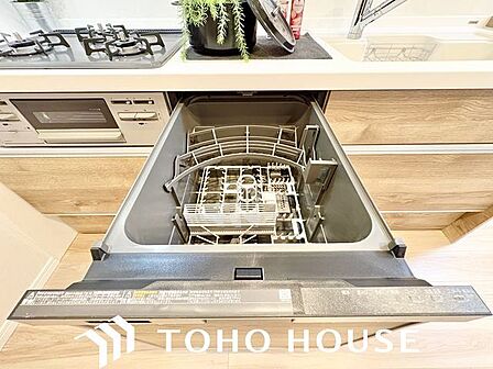 ビルトイン食洗機は作業台が広く使え、見た目もスッキリ。節水や節電も充実して家事の手助けをしてくれます。