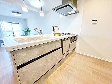 人気の対面式キッチン。開放感があるので作業効率も上がります。