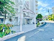 街の環境と住む人の暮らしを第一に考え創り出された、こだわりのエントランス空間。
