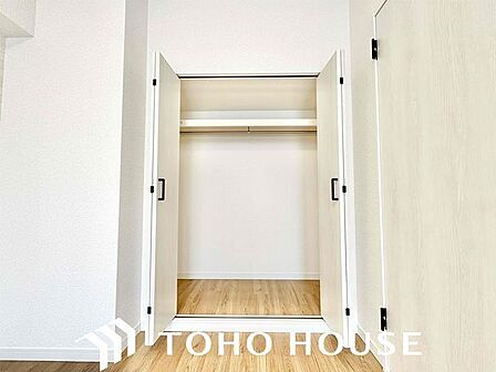 充分な収納スペースを確保。居室内に余計な家具を置く必要がないので、シンプルですっきりとした暮らし。