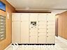 エントランス：宅配ＢＯＸ。お仕事やお出かけで荷物が受け取れない時も大変便利です。