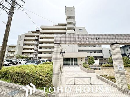 堂々たる趣ながら、主張し過ぎずどこか余裕を感じさせるシャープなフォルムで佇む邸宅。