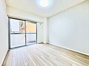 大きな窓からたっぷりと陽光が注がれる明るい空間。一日の疲れを癒してくれる洋室。時を忘れて過ごす空間。