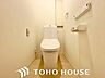 トイレ：毎日使う場所だからこそ、使い勝手を考慮しました。白を基調に、飽きのこない空間に。