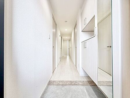 玄関はお家の顔としてすっきりとした素敵な空間に。印象のよい玄関は爽やかな住まいへの入り口です。