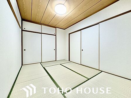 客間になったり、寝室になったりとなにかと便利な和室は約6帖。井草の香りがやすらぎを与えます。