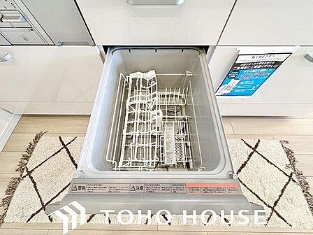 ビルトイン食洗機は作業台が広く使え、見た目もスッキリ。節水や節電も充実して家事の手助けをしてくれます。