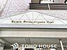エントランス：お洒落なマンション名のプレートは華やいだ気分を演出し、訪れる方を優雅な空間へと導いてくれます。