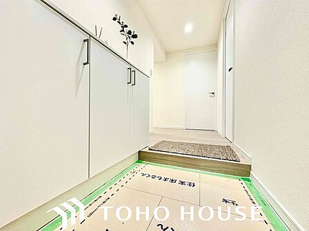 玄関はお家の顔としてすっきりとした素敵な空間に。印象のよい玄関は爽やかな住まいへの入り口です。