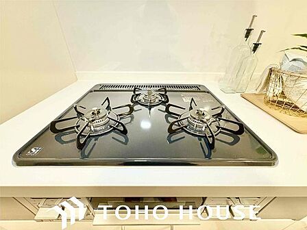 忙しいときでも一度にたくさんの料理が作れる3口コンロ。使い勝手の良さを考えました。