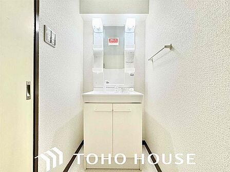 清潔感のある色合いのプライベート空間は、身だしなみチェックや肌のお手入れに最適です。