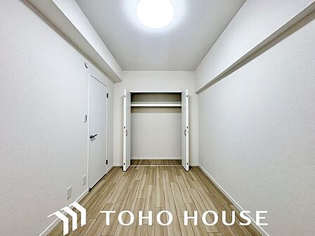 充分な収納スペースを確保。居室内に余計な家具を置く必要がないので、シンプルですっきりとした暮らし。