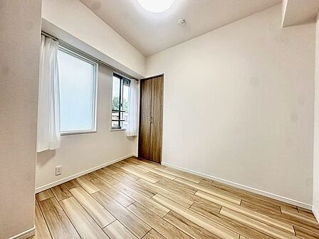 ナチュラルカラーのフローリングのお部屋は、温かみを感じさせリラックスをもたらす効果があります。