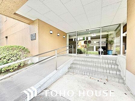 外と内をつなぐエントランスは、まさに顔となる場所。シンプルながらも上質な空間を作り出します。