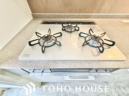 忙しいときでも一度にたくさんの料理が作れる3口コンロ。使い勝手の良さを考えました。