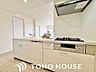 キッチン：ホワイトを基調とした清潔感のあるキッチン。使い勝手の良い設備のキッチンで効率よくお料理ができます。