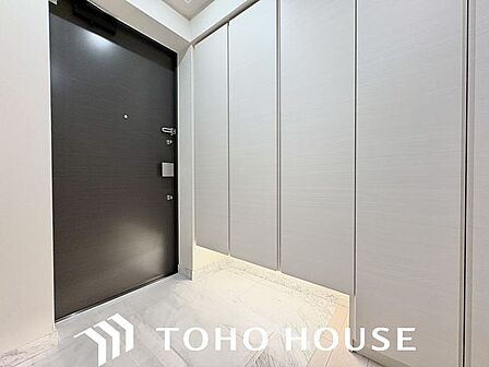 毎日出入りに使う玄関は外出する時は爽やかに、帰宅するときはホッとする落ち着いた空間へ。
