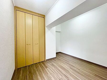 木のぬくもりを感じられる、のびのびとした明るい洋室です。いつまでも快適に暮らせる空間が広がります。