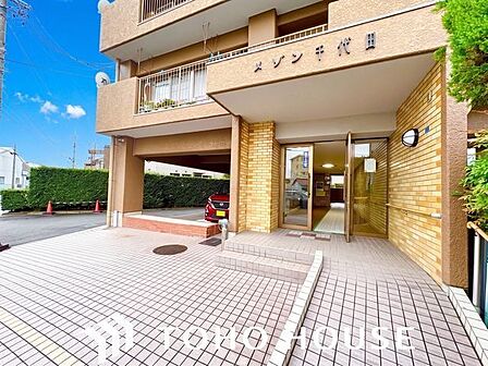 外と内をつなぐエントランスは、まさに顔となる場所。満ち足りたプライベートシーンへと誘う気品があります。(空の加工を生成AIで行っています。)