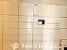 エントランス：宅配ＢＯＸ。お仕事やお出かけで荷物が受け取れない時も大変便利です。