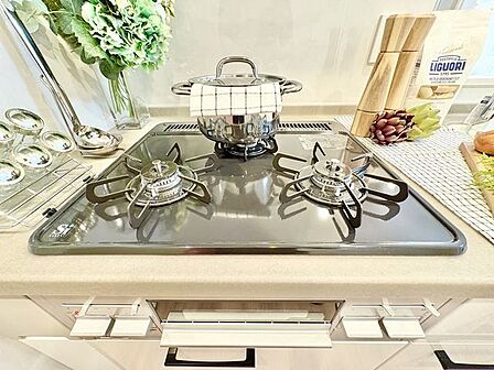 忙しいときでも一度にたくさんの料理が作れる3口コンロ。使い勝手の良さを考えました。