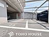 駐車場：敷地内駐車場（空の加工を生成AIで行っています。）
