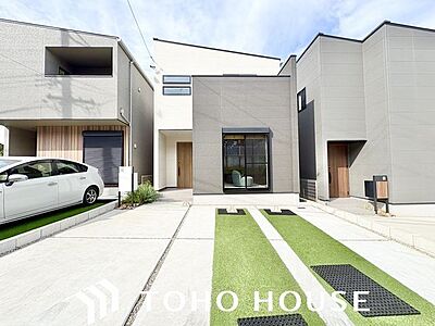 外観:スタイリッシュな外観に、クリーンな印象を与える外壁が特徴的なお住まい。絆を深め誇りに思える邸宅へ。 外観:スタイリッシュな外観に、クリーンな印象を与える外壁が特徴的なお住まい。絆を深め誇りに思える邸宅へ。
