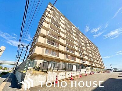 外観:住む人がいつまでも心地良さを感じ続けられる多様な住空間を創造します。 (空の加工を生成AIで行っています) 外観:住む人がいつまでも心地良さを感じ続けられる多様な住空間を創造します。 (空の加工を生成AIで行っています)