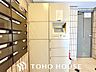 エントランス：お仕事やお出かけで荷物が受け取れない時も大変便利な宅配ボックス完備。