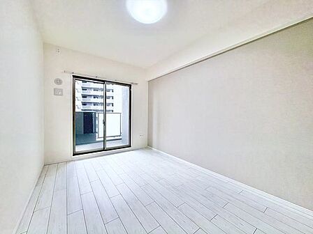 シンプルでさりげないコントラストが、寝室を安らげる落ち着いた空間にしてくれます。