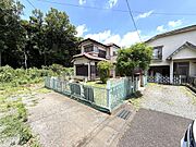 敷地面積は広々214m2！カースペースも確保された開放感あるロケーションです。周囲に高い建物が少なく、青空が広がる通風・採光ともに良好な住環境です。