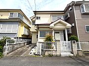 JR「西川越」駅徒歩7分の好立地！ 4LDKのゆとりある住まいです。 周辺にはスーパーやコンビニが揃い利便性の高いエリア。 閑静な住宅街で、カースペースも1台分完備しています。