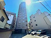 「本川越」駅徒歩4分、利便性に優れた全31戸のレジデンス 。 鉄骨鉄筋コンクリート造14階建の重厚感ある佇まいです 。 周辺には商業施設も多く、都市の利便性と住環境の良さを兼ね備えています 。