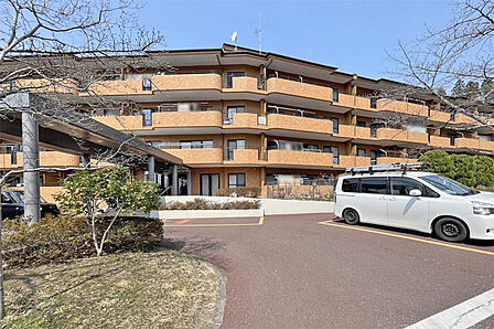 敷地内に公園を併設あり♪お子様ものびのびと過ごせますね!現地(2025年3月)撮影