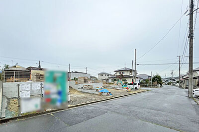 外観：複合商業施設が近くお買い物や外食なども気軽に楽しめる立地♪現地（2026年8月）撮影